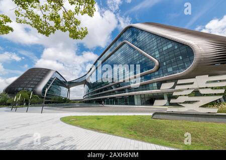 Shanghai, Chine - 18 août 2018 : expiration du temps du Soho Building avec des nuages passant par Shanghai, Chine. Banque D'Images