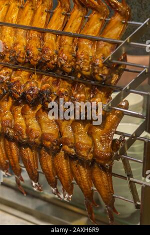 Gros plan photo des ailes de poulet rôties croustillantes au restaurant chinois Banque D'Images