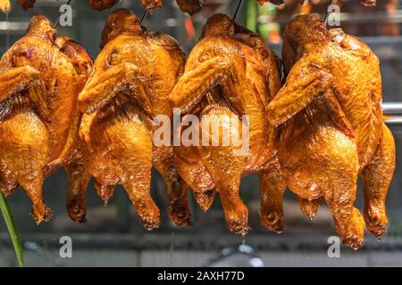 Gros plan photo de poulets entiers rôtis à la vitrine du restaurant chinois Banque D'Images