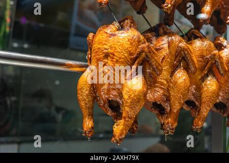 Gros plan photo de poulet entier rôti dans la vitrine du restaurant chinois Banque D'Images