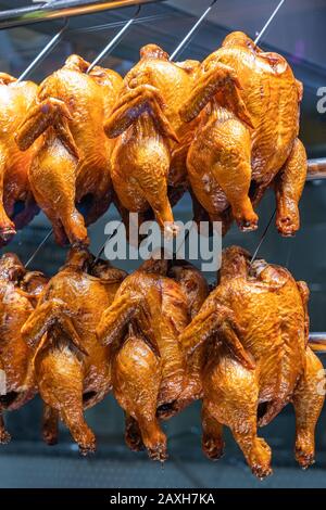 Gros plan photo de poulet rôti entier accroché à la vitrine du restaurant Banque D'Images