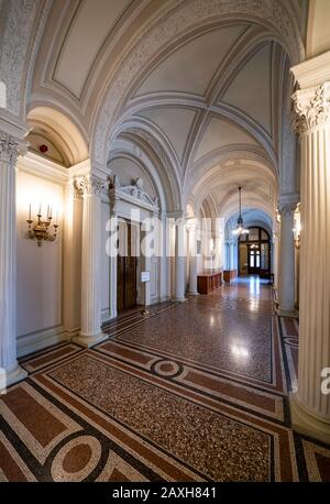 Intérieur de l'Académie hongroise des sciences (MTA), son bâtiment central a été inauguré en 1865, dans le style de l'architecture Renaissance Revival. Banque D'Images