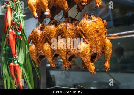 De délicieux poulets entiers rôtis exposés dans le restaurant gastronomique chinois Banque D'Images