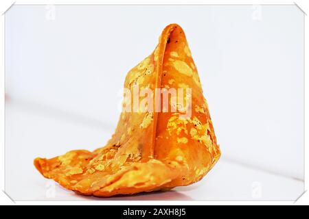 Produits alimentaires végétariens monochromes, samosa ou samosas de pommes de terre. Cuisine traditionnelle indienne. Célèbre samosa alimentaire indien rempli de mélange de pommes de terre, Ind Banque D'Images