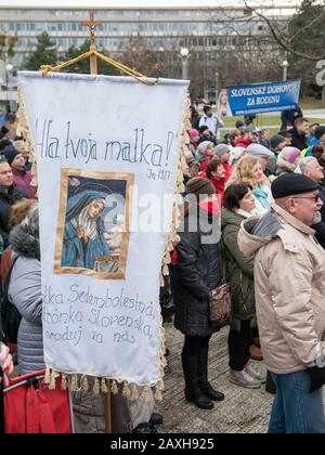 Des centaines de Slovaques sont venus au centre de la capitale pour rejoindre une réunion de prière organisée par des militants chrétiens contre la Convention d'Istanbul sur la prévention et la lutte contre la violence à l'égard des femmes le 11 février 2020, à Bratislava, en Slovaquie. La Slovaquie n'a pas ratifié la convention, mais elle est devenue une question brûlante avant les élections générales dans le pays catholique romain. (Photo Ctk/Martin Mikula) Banque D'Images