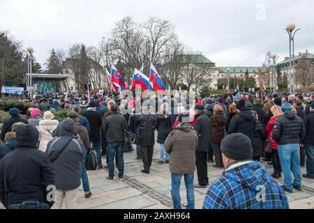 Des centaines de Slovaques sont venus au centre de la capitale pour rejoindre une réunion de prière organisée par des militants chrétiens contre la Convention d'Istanbul sur la prévention et la lutte contre la violence à l'égard des femmes le 11 février 2020, à Bratislava, en Slovaquie. La Slovaquie n'a pas ratifié la convention, mais elle est devenue une question brûlante avant les élections générales dans le pays catholique romain. (Photo Ctk/Martin Mikula) Banque D'Images