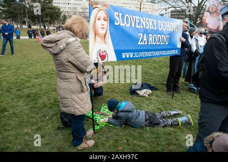 Des centaines de Slovaques sont venus au centre de la capitale pour rejoindre une réunion de prière organisée par des militants chrétiens contre la Convention d'Istanbul sur la prévention et la lutte contre la violence à l'égard des femmes le 11 février 2020, à Bratislava, en Slovaquie. La Slovaquie n'a pas ratifié la convention, mais elle est devenue une question brûlante avant les élections générales dans le pays catholique romain. (Photo Ctk/Martin Mikula) Banque D'Images