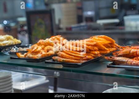 Crevettes tigrées fraîches ou crevettes dans la cuisine du restaurant Banque D'Images