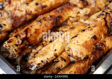 Photo de la banane de Saba fraîchement cuite ou frite dans un emballage à rouleaux de printemps avec revêtement de sucre brun Banque D'Images