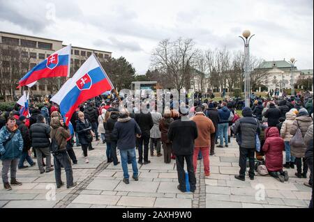 Des centaines de Slovaques sont venus au centre de la capitale pour rejoindre une réunion de prière organisée par des militants chrétiens contre la Convention d'Istanbul sur la prévention et la lutte contre la violence à l'égard des femmes le 11 février 2020, à Bratislava, en Slovaquie. La Slovaquie n'a pas ratifié la convention, mais elle est devenue une question brûlante avant les élections générales dans le pays catholique romain. (Photo Ctk/Martin Mikula) Banque D'Images