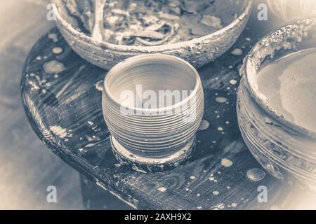 Ancienne photo vintage. Petit vase en argile brute sur une table Banque D'Images