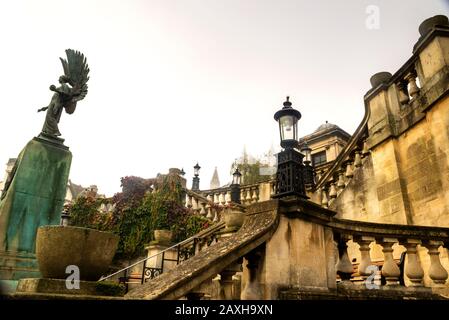 Balustrade en pierre néoclassique et statue de l'Ange de la paix aux jardins de Parade à Bath, en Angleterre. Banque D'Images