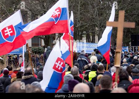 Des centaines de Slovaques sont venus au centre de la capitale pour rejoindre une réunion de prière organisée par des militants chrétiens contre la Convention d'Istanbul sur la prévention et la lutte contre la violence à l'égard des femmes le 11 février 2020, à Bratislava, en Slovaquie. La Slovaquie n'a pas ratifié la convention, mais elle est devenue une question brûlante avant les élections générales dans le pays catholique romain. (Photo Ctk/Martin Mikula) Banque D'Images