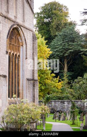 La fenêtre perpendiculaire Ouest de Norman réunissant Mary's Saxon Church à Bibury, Angleterre. Banque D'Images