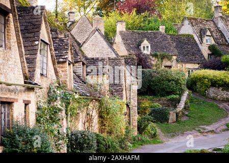 Arlington Row weavers des cottages en pierre à Bibury, Angleterre dans les Cotswolds. Banque D'Images