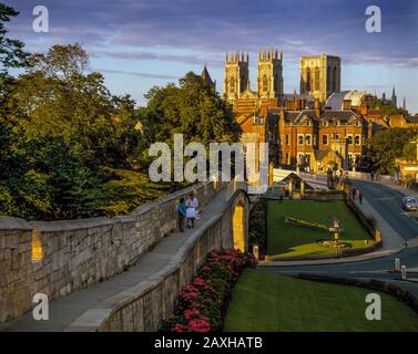 Les murs et la ville de New York Minster Banque D'Images