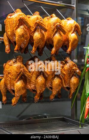 Poulets rôtis entiers accrochés à la vitrine du restaurant chinois Banque D'Images