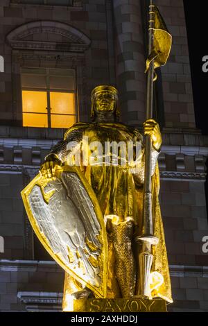 Angleterre, Londres, The Strand, Savoy Hotel, Guilded Statue Of Peter Ii Comte Of Savoy Banque D'Images