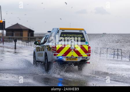 HM Coastguard car en cas d'appel d'urgence en cas d'inondation lors de la forte tempête de marée qui a suivi la tempête Ciara à Southend sur Sea, Essex, Royaume-Uni Banque D'Images