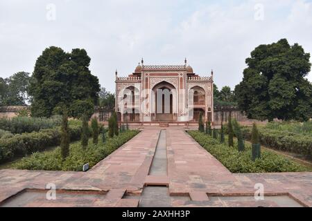 Porte du mausolée Itmad-Ud-Daulah, de la boîte aux bijoux ou du Taj bébé à Agra, Uttar Pradesh, Inde Banque D'Images