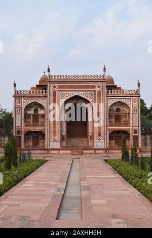 Porte du mausolée Itmad-Ud-Daulah, de la boîte aux bijoux ou du Taj bébé à Agra, Uttar Pradesh, Inde Banque D'Images