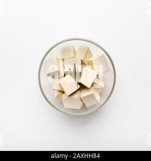 Cubes de fromage tofu de soja, isolés sur blanc Banque D'Images