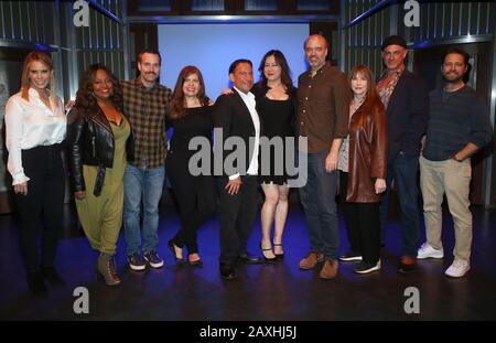 Los Angeles, Californie 11 février 2020. Cheryl Hines, Sherri Shepherd, Welle Forte, Eugene Pack, Jennifer Tilly, Scott Adsit, Laraine Newman, Christopher Meloni, Jason Priestley, Dayle Reyfel, Au Théâtre Groundlings De La Hosts 'Celebrity Autobiography' Au Théâtre Groundlings De Los Angeles, Californie, Le 11 Février 2020. Crédit: Faye Sadou/Media Punch/Alay Live News Banque D'Images