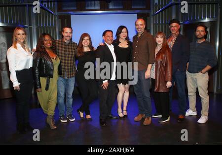 Los Angeles, Californie 11 février 2020. Cheryl Hines, Sherri Shepherd, Welle Forte, Eugene Pack, Jennifer Tilly, Scott Adsit, Laraine Newman, Christopher Meloni, Jason Priestley, Dayle Reyfel, Au Théâtre Groundlings De La Hosts 'Celebrity Autobiography' Au Théâtre Groundlings De Los Angeles, Californie, Le 11 Février 2020. Crédit: Faye Sadou/Media Punch/Alay Live News Banque D'Images