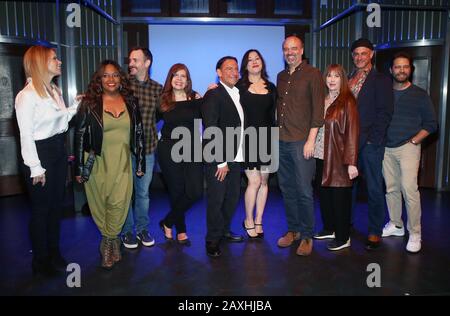 Los Angeles, Californie 11 février 2020. Cheryl Hines, Sherri Shepherd, Welle Forte, Eugene Pack, Jennifer Tilly, Scott Adsit, Laraine Newman, Christopher Meloni, Jason Priestley, Dayle Reyfel, Au Théâtre Groundlings De La Hosts 'Celebrity Autobiography' Au Théâtre Groundlings De Los Angeles, Californie, Le 11 Février 2020. Crédit: Faye Sadou/Media Punch/Alay Live News Banque D'Images