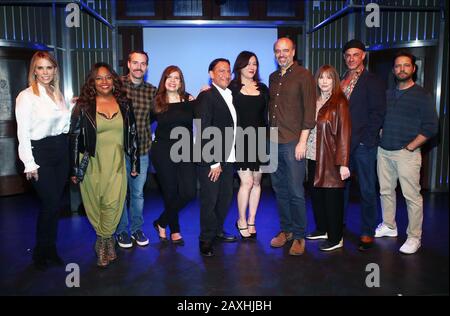 Los Angeles, Californie 11 février 2020. Cheryl Hines, Sherri Shepherd, Welle Forte, Eugene Pack, Jennifer Tilly, Scott Adsit, Laraine Newman, Christopher Meloni, Jason Priestley, Dayle Reyfel, Au Théâtre Groundlings De La Hosts 'Celebrity Autobiography' Au Théâtre Groundlings De Los Angeles, Californie, Le 11 Février 2020. Crédit: Faye Sadou/Media Punch/Alay Live News Banque D'Images