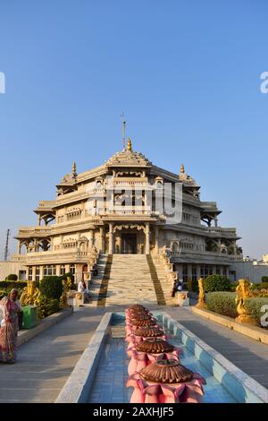 Ghodasar, Ahmedabad, Inde, décembre 2019, Shree Muktajeevan Swamibapa Scruti Mandir et World Peace Center, construit sur le site exact de Jeevanpran Swa Banque D'Images