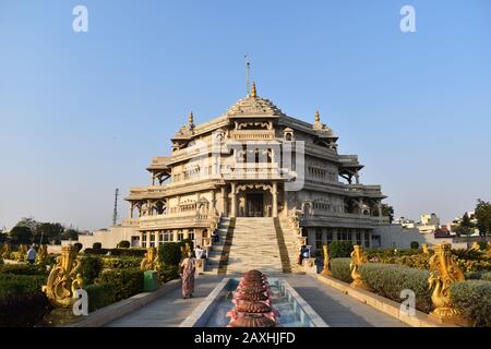 Ghodasar, Ahmedabad, Inde, décembre 2019, Shree Muktajeevan Swamibapa Scruti Mandir et World Peace Center, construit sur le site exact de Jeevanpran Swa Banque D'Images