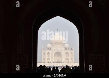 Agra, Uttar Pradesh, Inde, Janvier 2020, Vue De Face Du Taj Mahal, De La Grande Porte Banque D'Images