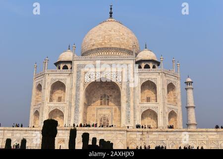 Agra, Uttar Pradesh, Inde, Janvier 2020, Vue De Face Du Taj Mahal, De La Grande Porte Banque D'Images