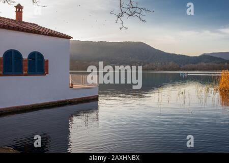 Maison de pêche construite sur le lac de Banyoles, Gérone, Catalogne, Espagne Banque D'Images