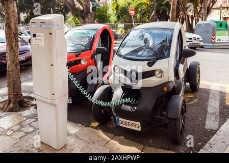 Majorque, Espagne - 8 mai 2019: Point de charge pour les voitures électriques dans la rue Banque D'Images