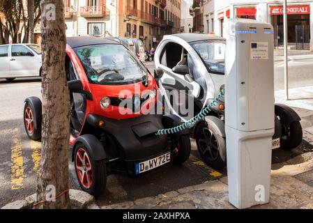 Majorque, Espagne - 8 mai 2019: Point de charge pour les voitures électriques dans la rue Banque D'Images