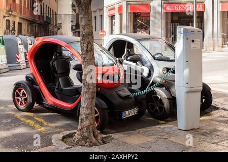 Majorque, Espagne - 8 mai 2019: Point de charge pour les voitures électriques dans la rue Banque D'Images