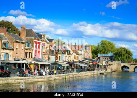 Amiens (nord de la France) : terrasses de cafés et de restaurants le long de la somme, quai « quai quai », dans le quartier de Saint-Leu Banque D'Images