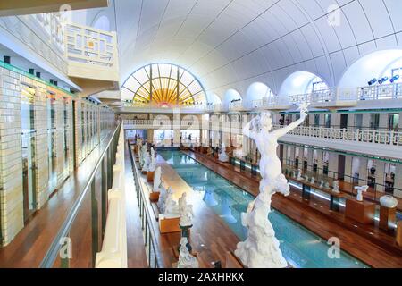 Roubaix (nord de la France): 'La piscine', Musée d'Art et d'Industrie dans une ancienne piscine de style art déco construite par Albert Baert Banque D'Images