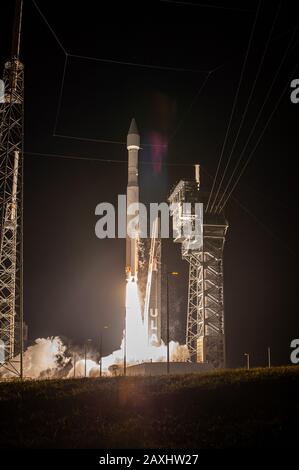 Cape CANAVERAL, États-Unis - 9 février 2020 - la fusée United Launch Alliance Atlas V, transportant l'Orbiter solaire, soulève le Complexe de lancement spatial 41 au Cap Ca Banque D'Images