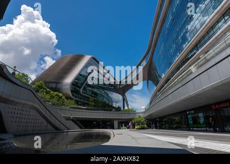 Shanghai, Chine - 18 août 2018 : expiration du temps du Soho Building avec des nuages passant par Shanghai, Chine. Banque D'Images