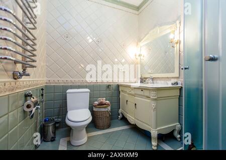 Grande salle de bains de luxe avec toilettes, douche et lavabo. Les murs sont revêtus de magnifiques carreaux aux couleurs bleu et blanc. Lavabo Banque D'Images