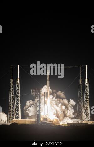 Cape CANAVERAL, États-Unis - 9 février 2020 - la fusée United Launch Alliance Atlas V, transportant l'Orbiter solaire, soulève le Complexe de lancement spatial 41 au Cap Ca Banque D'Images