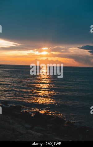 Horizon mer ligne et coucher de soleil photo. Concept de paysage. Banque D'Images