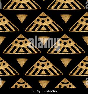 Or ethnique motif transparent peint à la main. Triangles Résumé fond doré. Texture géométrique tribal aztèque. Banque D'Images