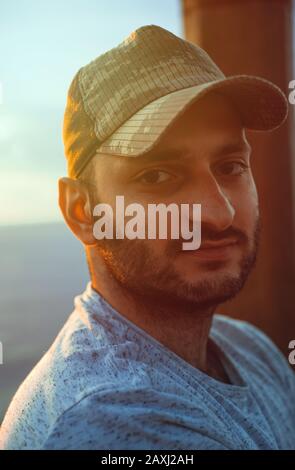 Portrait du jeune homme turc dans le chapeau. Concept Portrait. Banque D'Images