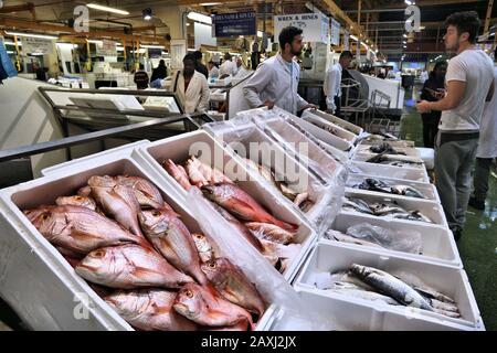 Londres, UK - 8 juillet 2016 : Les vendeurs vendent des fruits de mer au marché de poissons de Billingsgate à Londres, au Royaume-Uni. Le marché est situé à l'Isle of Dogs et est l'une des grandes Banque D'Images