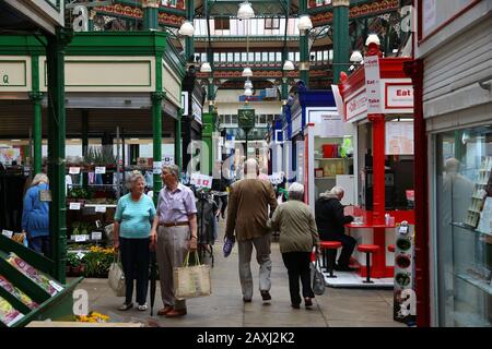 LEEDS, UK - 11 juillet 2016 : personnes visitent Leeds Kirkgate Market au Royaume-Uni. Il y a 800 stands dans le marché. Il est visité par 100 000 clients chaque semaine. Banque D'Images