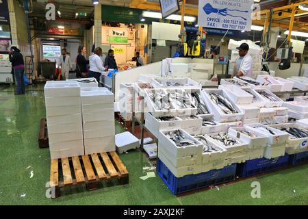 Londres, UK - 8 juillet 2016 : Les vendeurs vendent des fruits de mer au marché de poissons de Billingsgate à Londres, au Royaume-Uni. Le marché est situé à l'Isle of Dogs et est l'une des grandes Banque D'Images